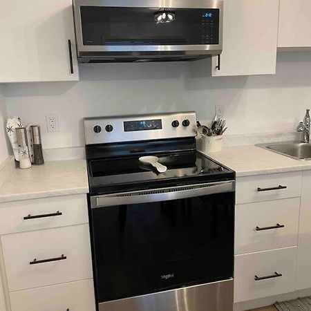 Adorable 1 Bedroom Suite- A Skip To Galloping Goose Victoria Exterior photo