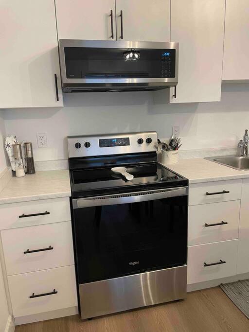 Adorable 1 Bedroom Suite- A Skip To Galloping Goose Victoria Exterior photo