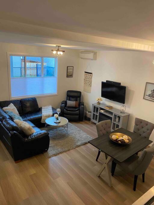 Adorable 1 Bedroom Suite- A Skip To Galloping Goose Victoria Exterior photo
