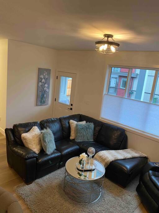 Adorable 1 Bedroom Suite- A Skip To Galloping Goose Victoria Exterior photo