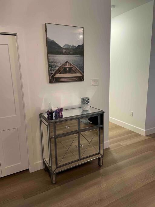 Adorable 1 Bedroom Suite- A Skip To Galloping Goose Victoria Exterior photo