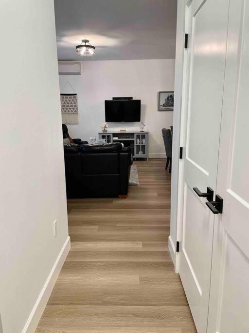 Adorable 1 Bedroom Suite- A Skip To Galloping Goose Victoria Exterior photo