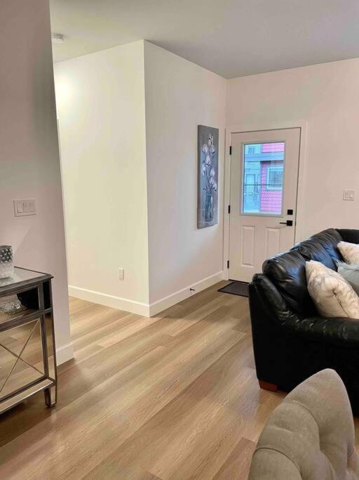 Adorable 1 Bedroom Suite- A Skip To Galloping Goose Victoria Exterior photo