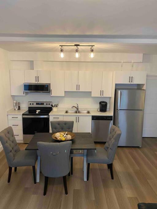 Adorable 1 Bedroom Suite- A Skip To Galloping Goose Victoria Exterior photo